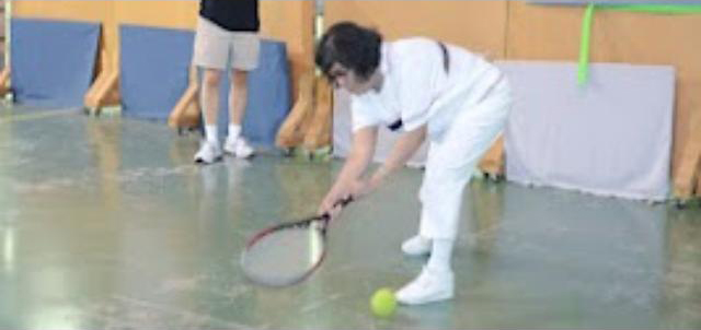 Donna playing tennis.